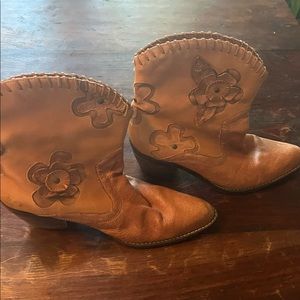Mia leather cowboy ankle booties with daisy embroidery - sz 9